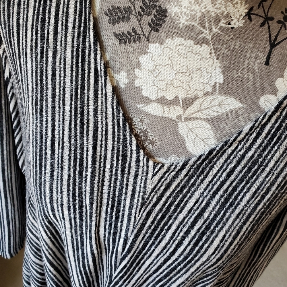 W5 3/4 sleeve striped twist front top sz. M - Picture 5 of 6